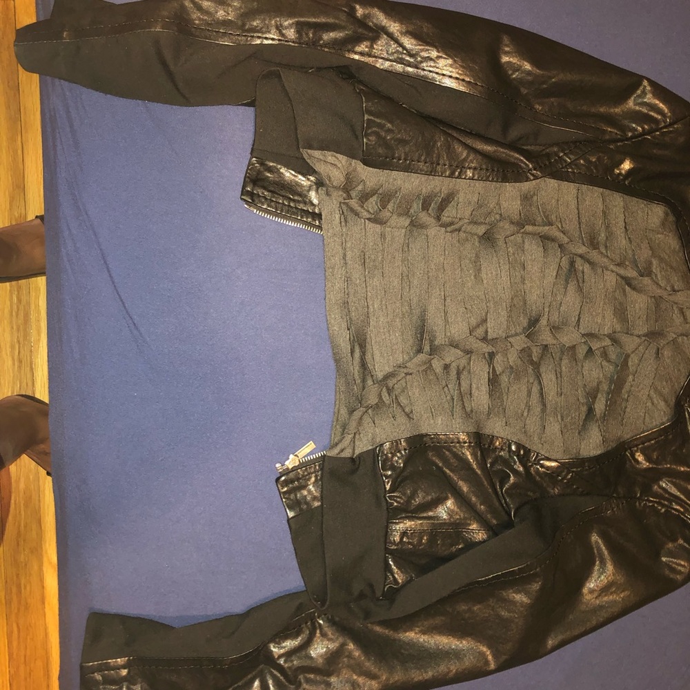Authentic bcbg cropped leather jacket size LG - Picture 7 of 7